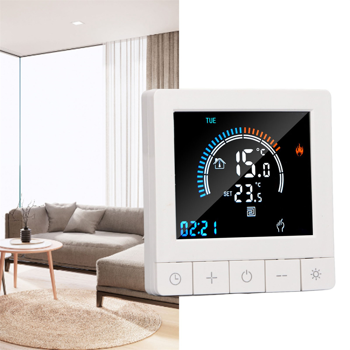 Weißer Thermostat mit Digitalanzeige, die Zeit, Temperatur und Einstellungen anzeigt. Hintergrund ist ein Wohnzimmer.
