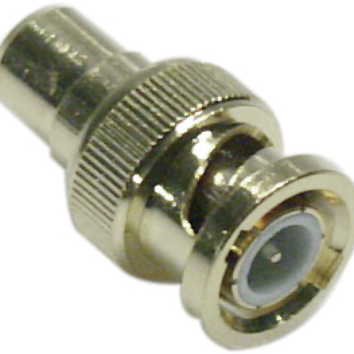 Nahaufnahme eines BNC-Steckers. Er ist goldfarben und zylindrisch. Der Stecker hat einen zentralen Stift und ist auf weißem Grund.