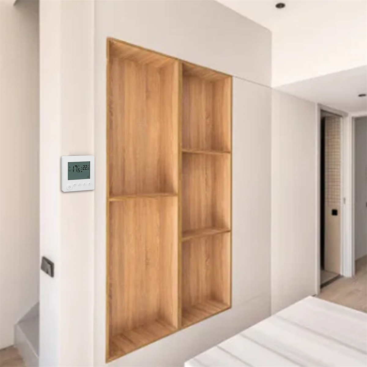 Weiße Wand mit einem Holzregal und einem digitalen Thermostat.