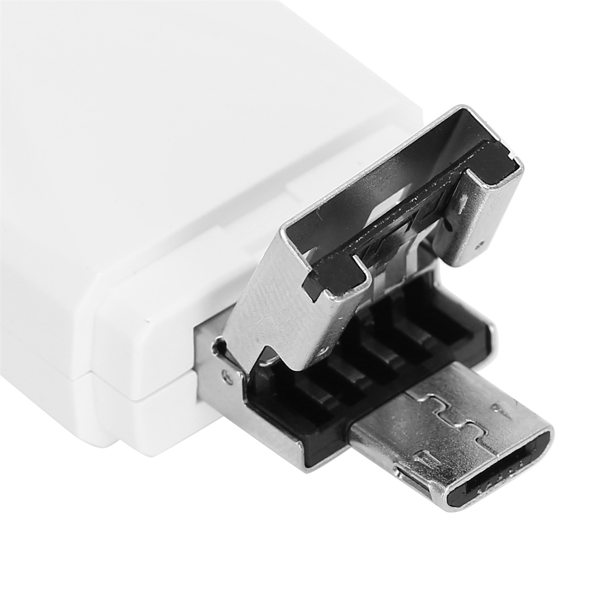 USB-C-zu-Micro-USB-Adapter. Weiß, mit Metallstecker. Geöffnet, um die Anschlüsse zu zeigen.