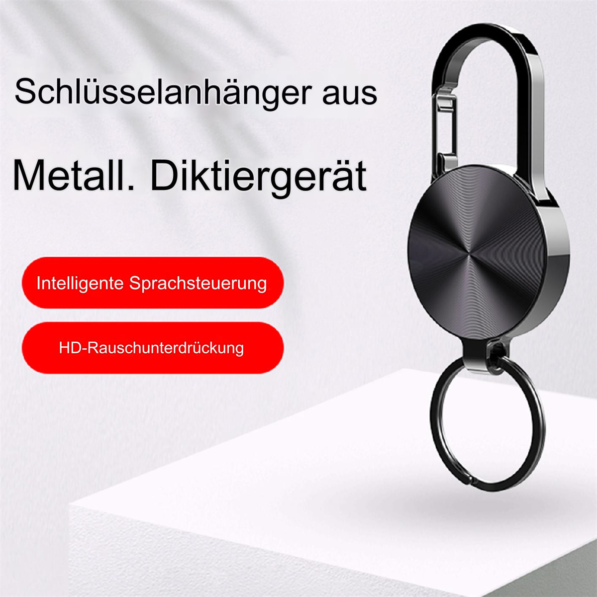 Schwarzer Schlüsselanhänger mit schwarzem kreisförmigem Anhänger, mit Text und Knöpfen.