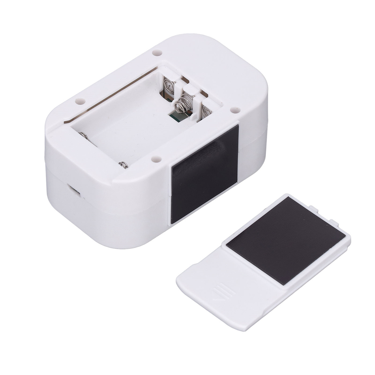 Ein weißes Batteriefach mit abgenommener Abdeckung. Innen zwei Batterien und ein schwarzes Rechteck.