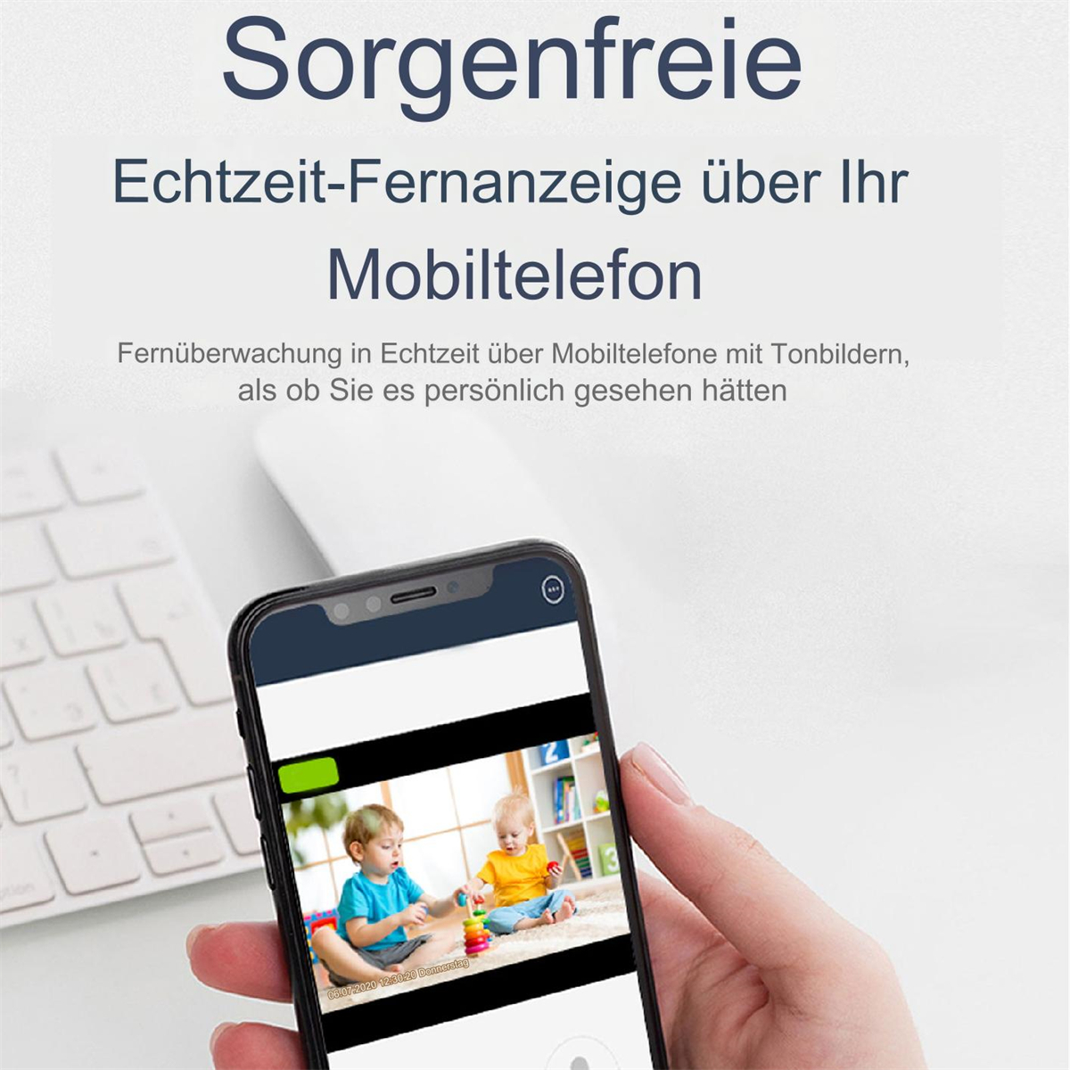 Eine Hand, die ein Telefon mit Kindern zeigt, mit Text.