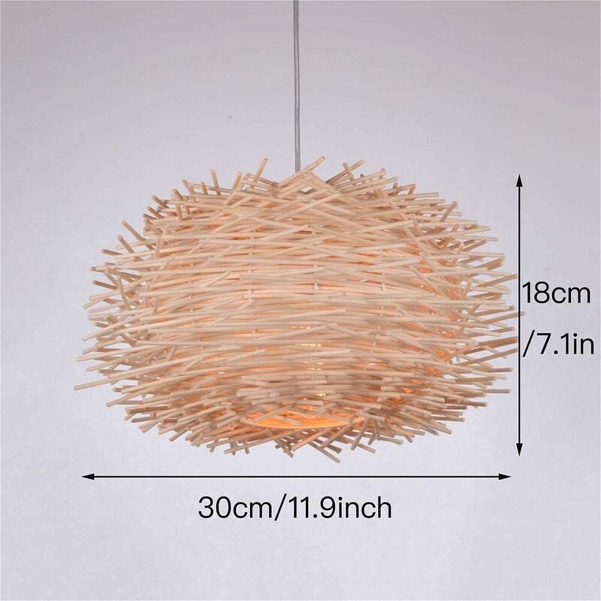 Gewebte, runde, hellbraune Hängeleuchte. Abmessungen: 30 cm/11,9 Zoll, 18 cm/7,1 Zoll.