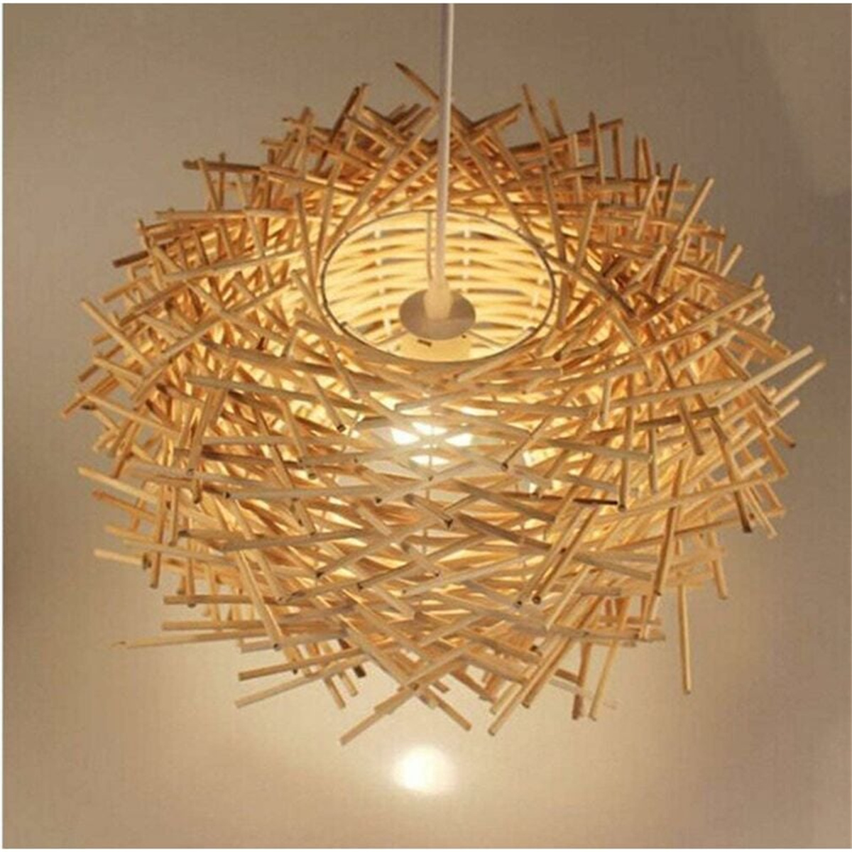 Hängeleuchte aus Holzstreifen in Kugelform. Weißer Hintergrund.