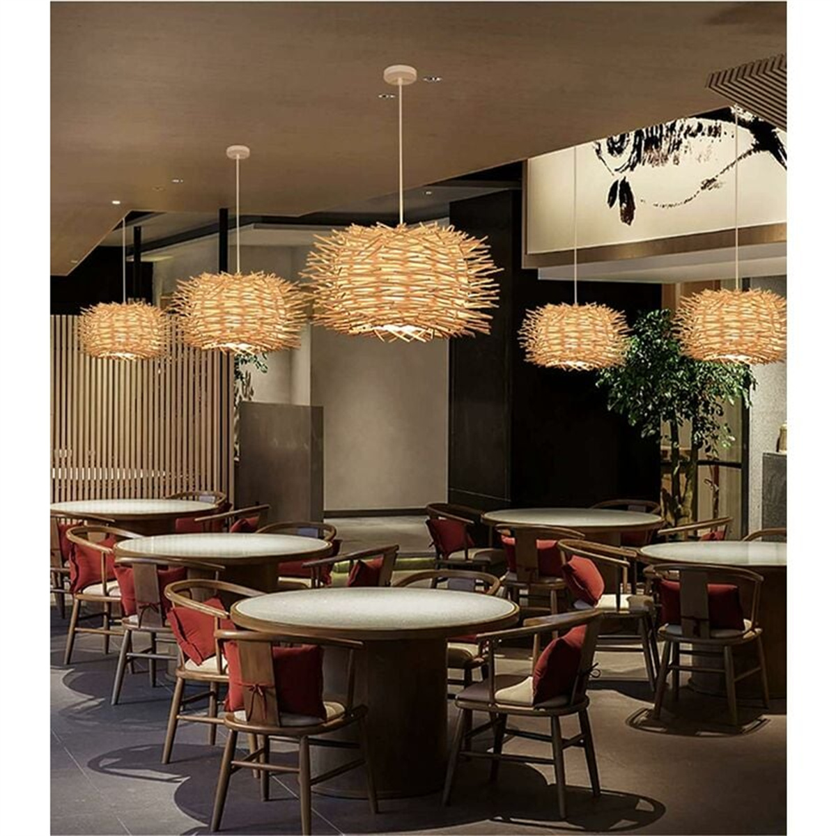 Eine Restaurantszene mit hängenden gewebten Lampen. Tische und Stühle sind unter den Lichtern angeordnet.