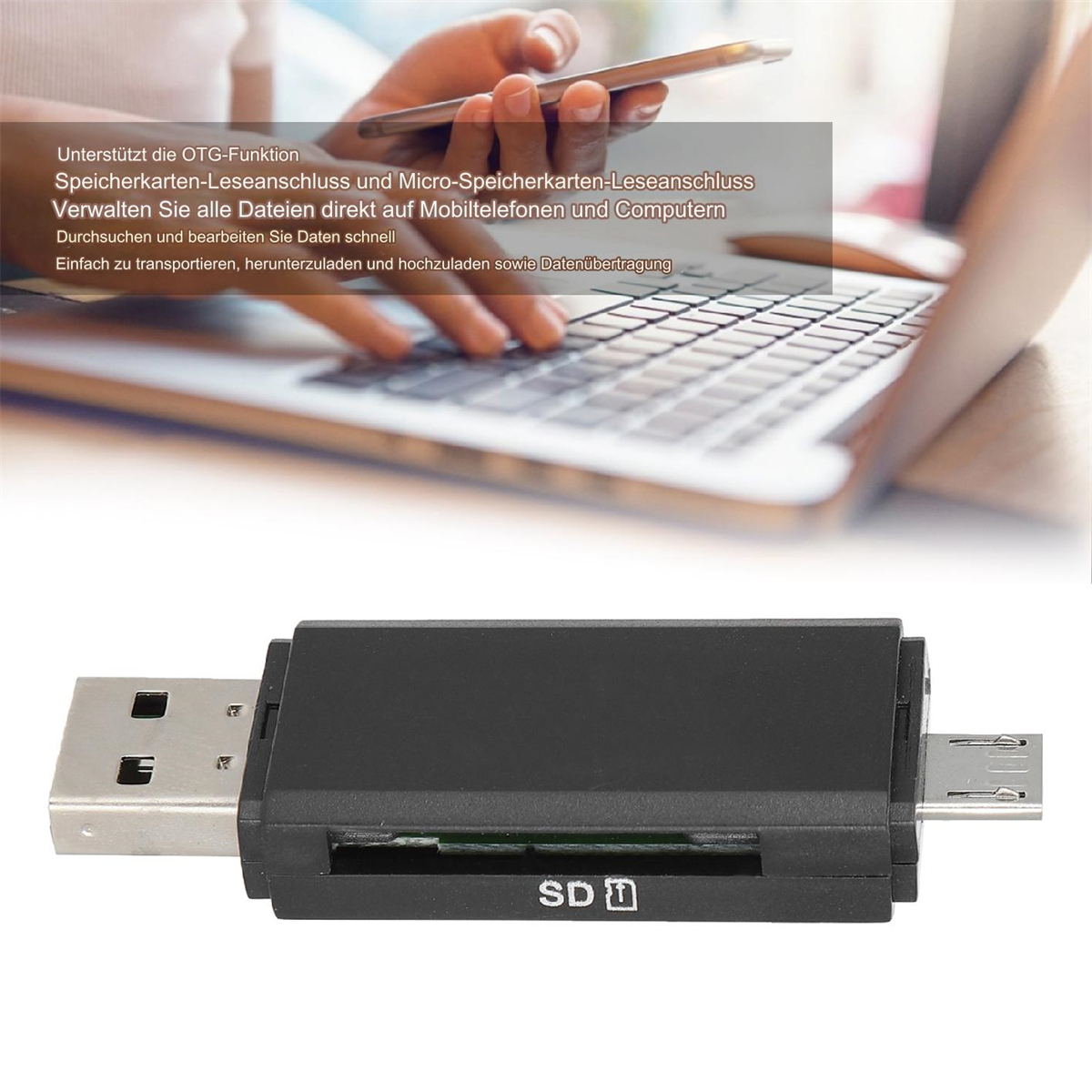 Schwarzer USB-Kartenleser mit eingelegter SD-Karte, in der Nähe eines Laptops, Hand hält Telefon.
