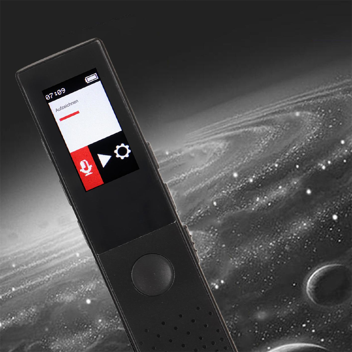 Ein schwarzes digitales Sprachaufnahmegerät zeigt einen Bildschirm mit einem Mikrofon-Symbol vor Weltraumhintergrund.