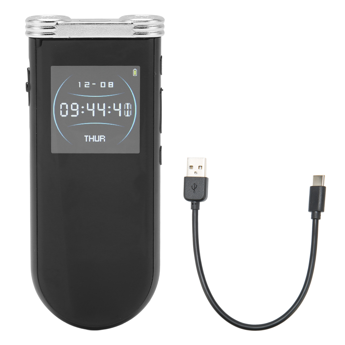 Ein schwarzes digitales Aufnahmegerät mit einem Bildschirm, der Zeit und Datum anzeigt, und ein Ladekabel.