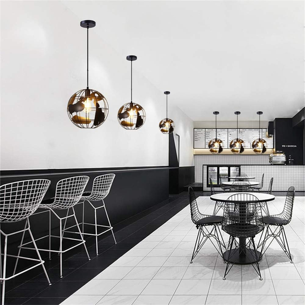 Restaurant-Interieur mit kugelförmigen Hängelampen.