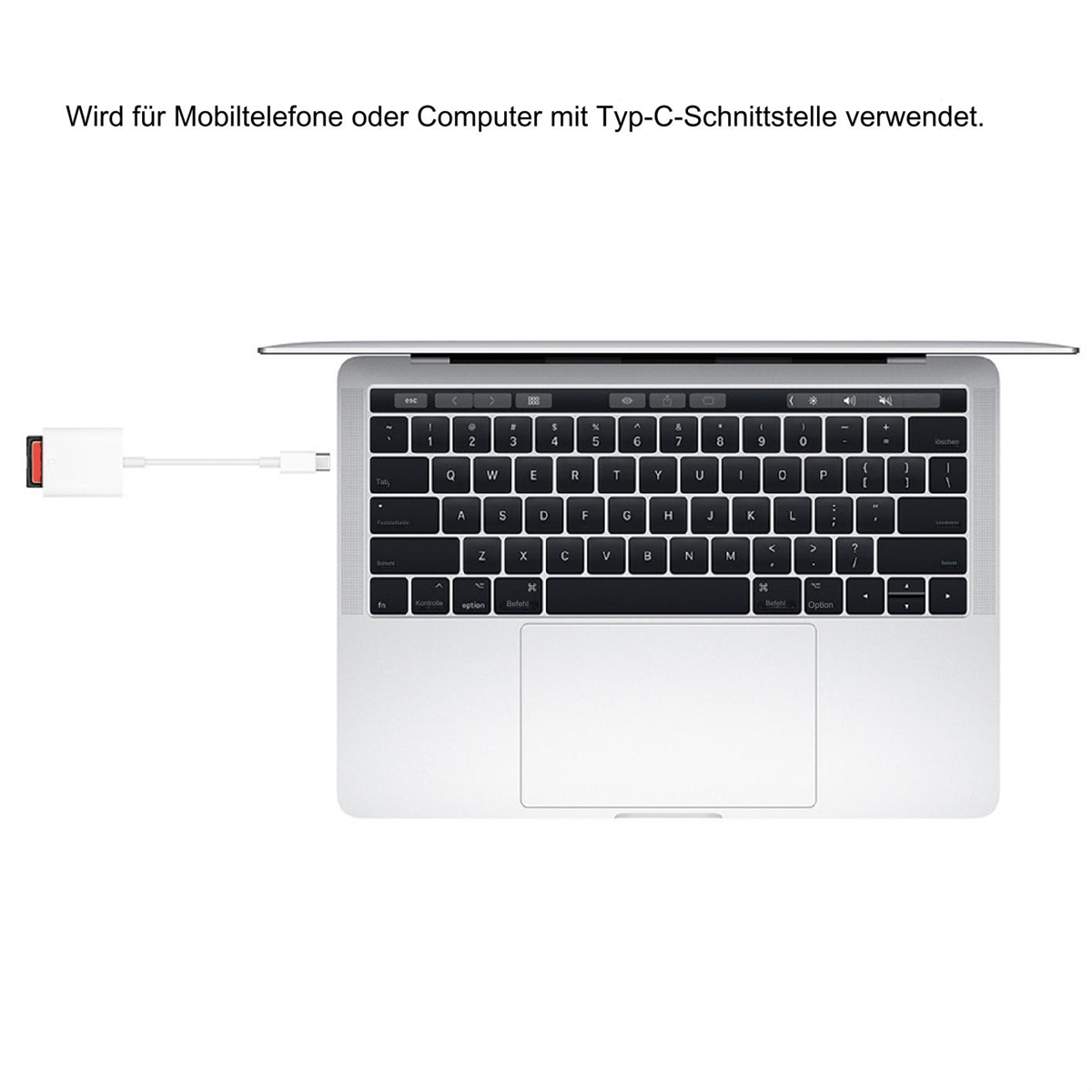 Laptop-Tastatur mit angeschlossenem weißen Adapter. Der Adapter ist mit einem roten SD-Kartenleser verbunden.