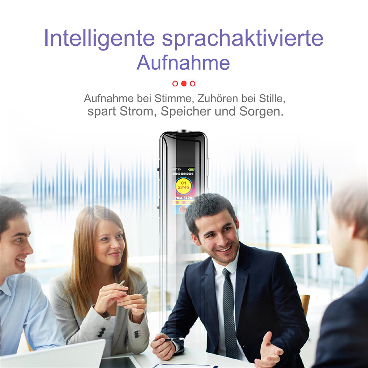 Leute in einem Meeting mit einem Rekorder auf dem Tisch. Text auf Deutsch oben.