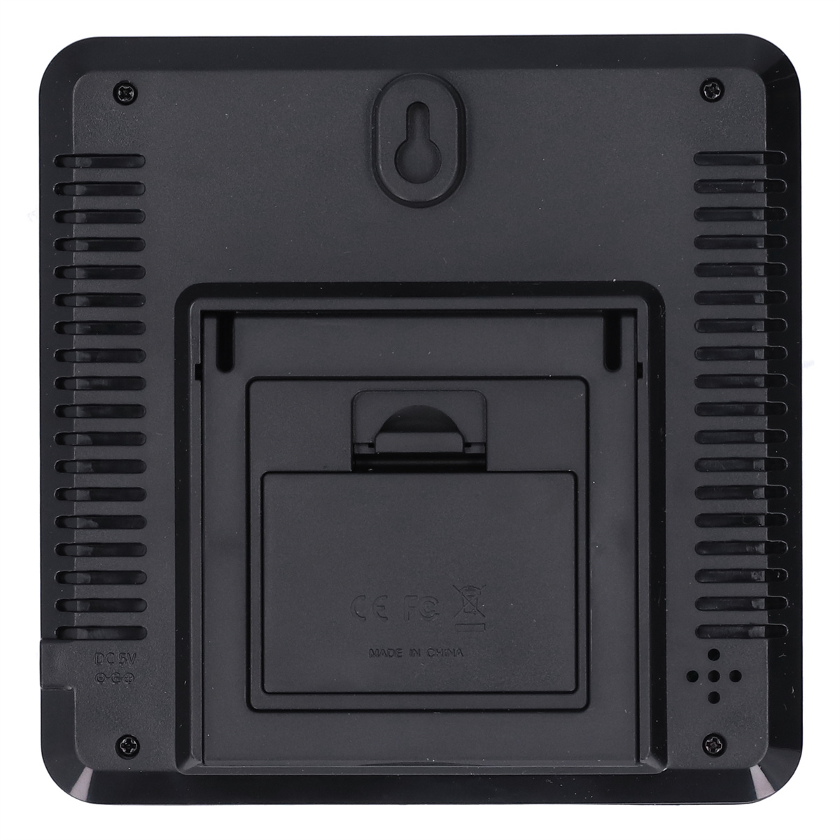 Schwarze, quadratische Rückseite eines Geräts. Aufhängeloch und Batteriefach sichtbar.