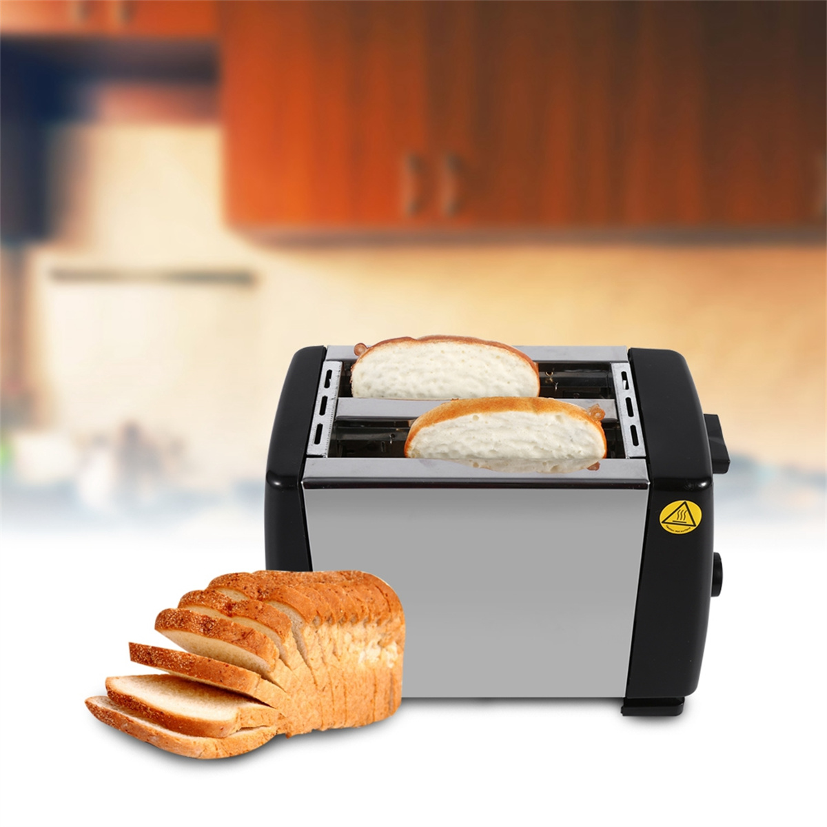 Silber-schwarzer Toaster mit zwei Brotscheiben. Brot in den Toastschlitzen.