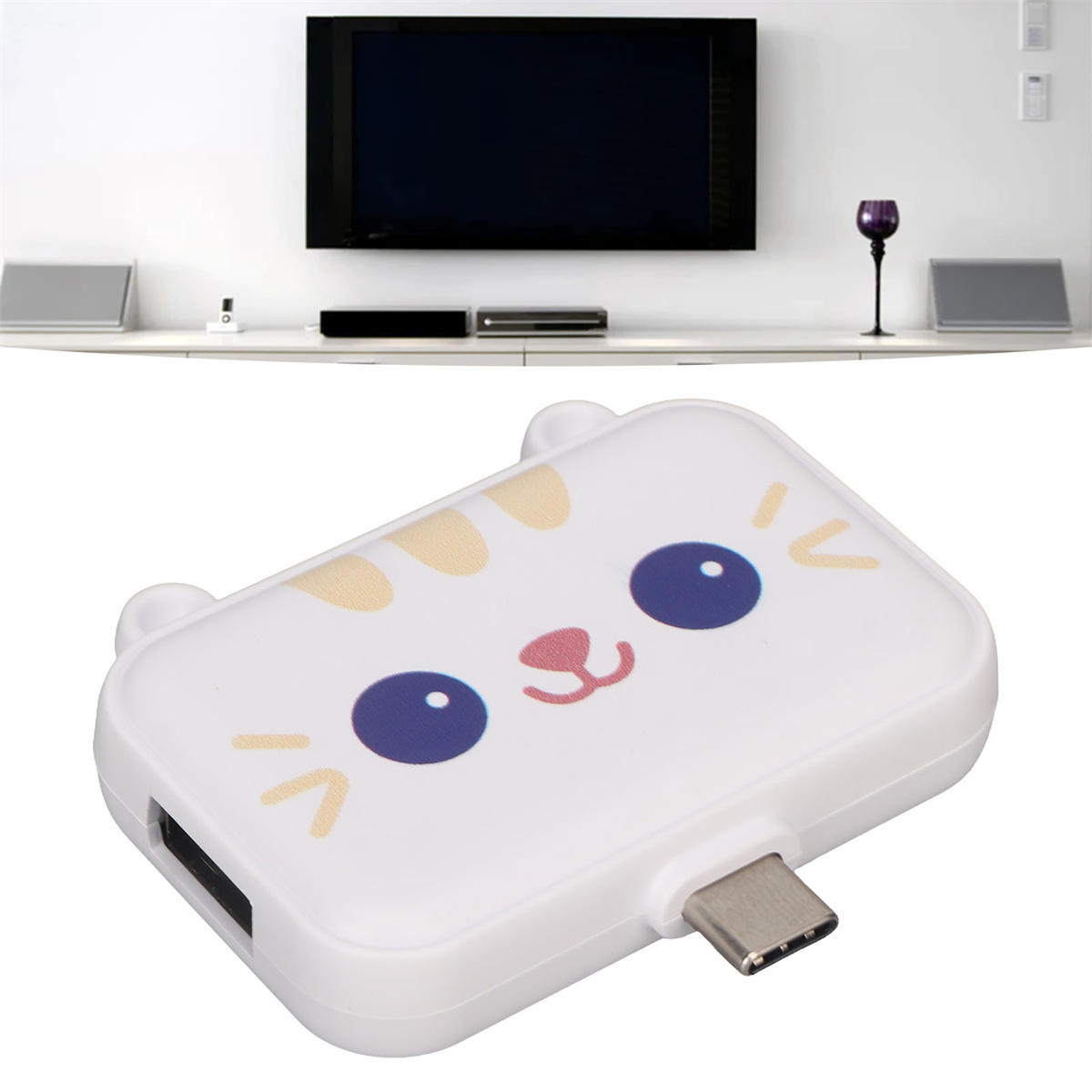 Weißer USB-Hub in Katzenform mit USB-C-Anschluss und Gegenständen auf weißer Fläche.