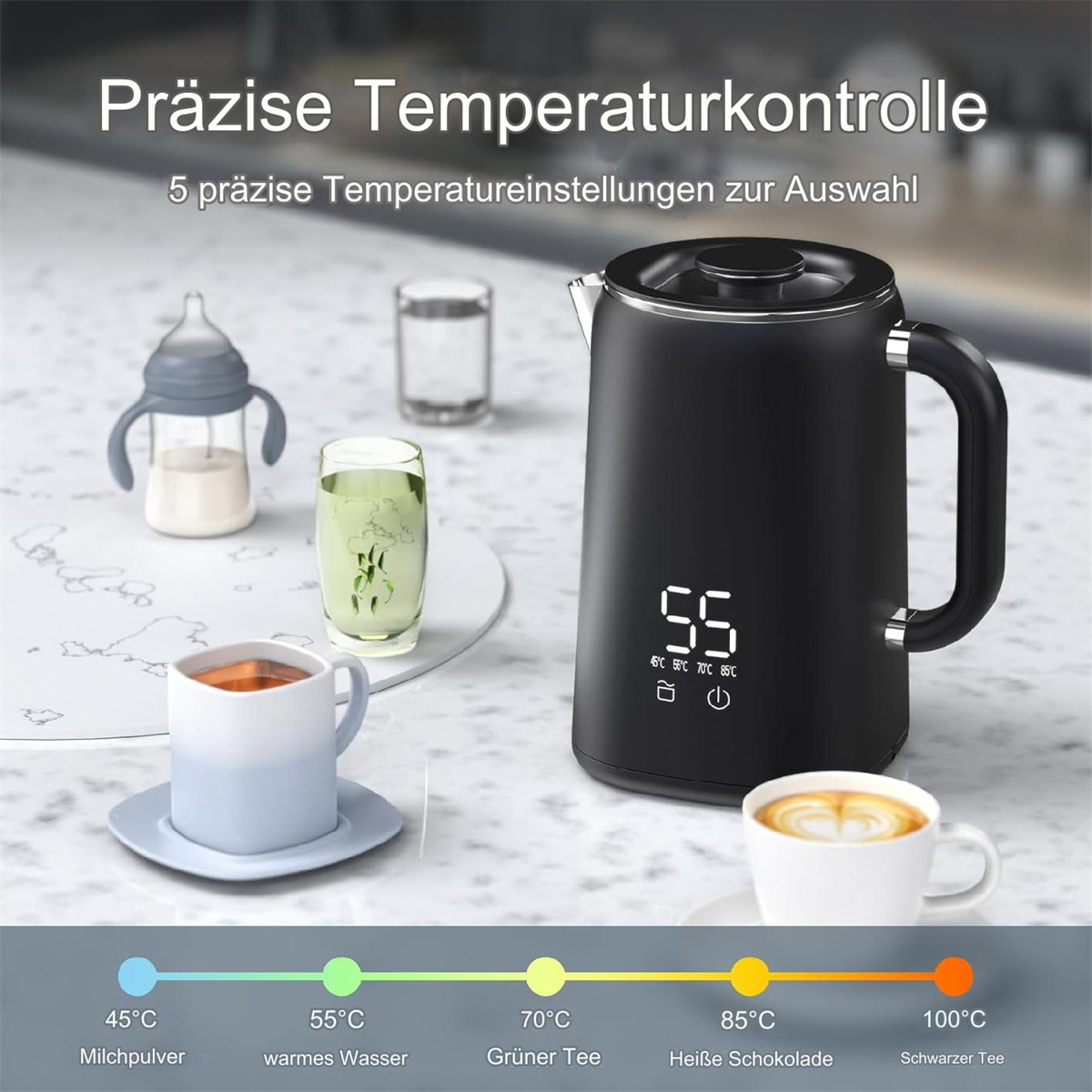 Schwarzer Wasserkocher mit Temperaturanzeige, Tassen und Babyflasche auf einer Theke.