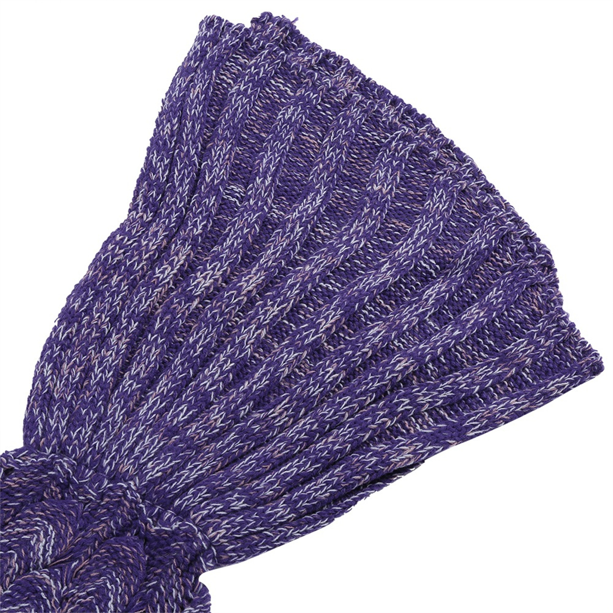 Nahaufnahme eines gewebten, violetten Stoffes, gefaltet und unten zu einem Knoten gebunden.