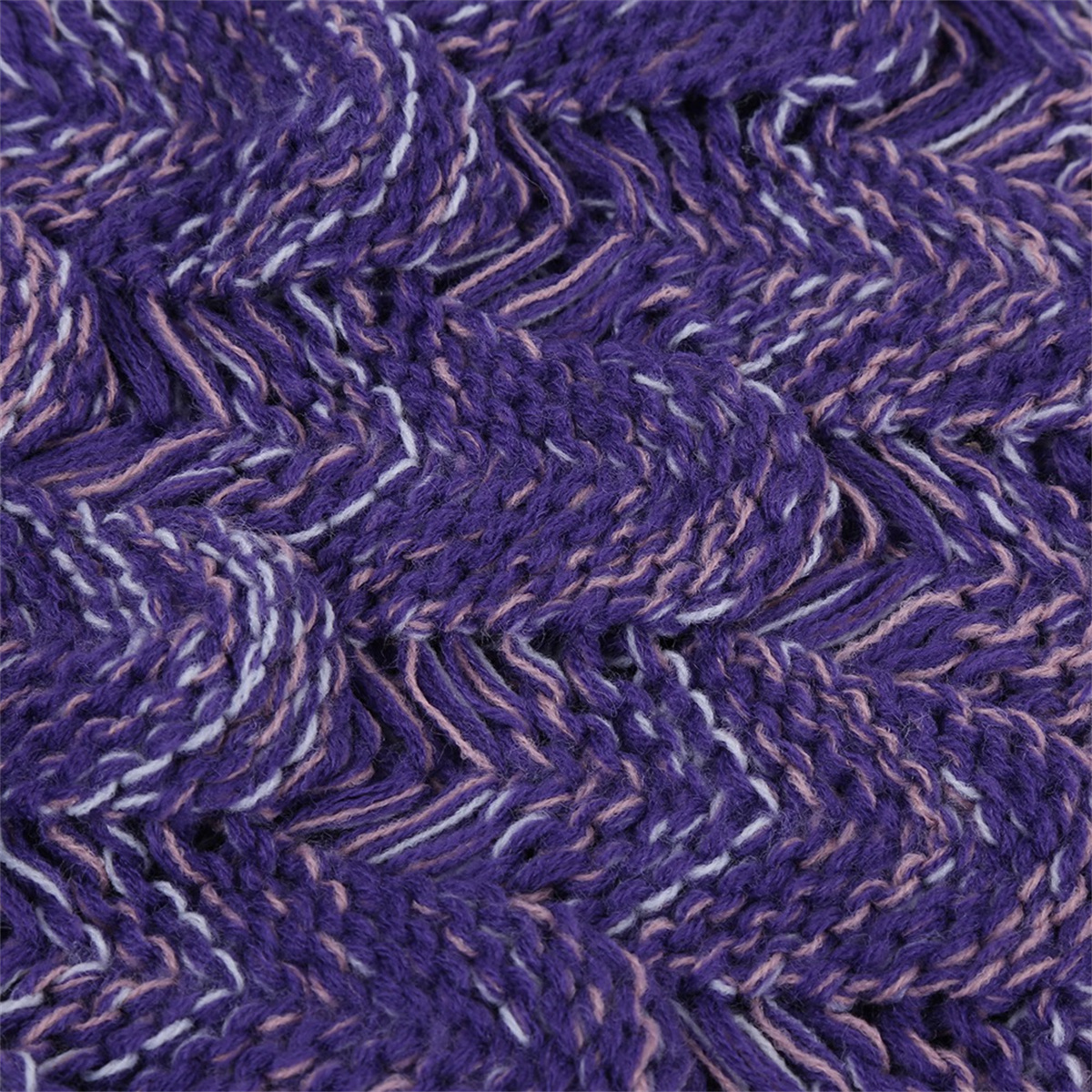 Nahaufnahme eines Strickstoffs in Lila-, Weiß- und Rosatönen. Die Textur ist sichtbar.