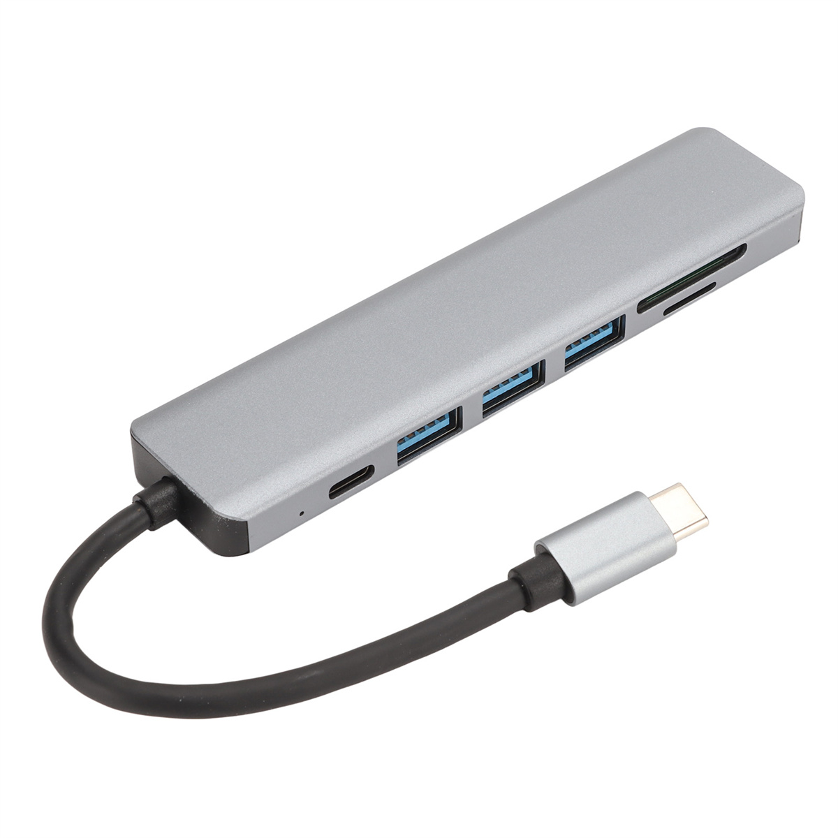 Silberner USB-Hub mit mehreren Anschlüssen und einem schwarzen Kabel. Isoliert auf weißem Hintergrund.