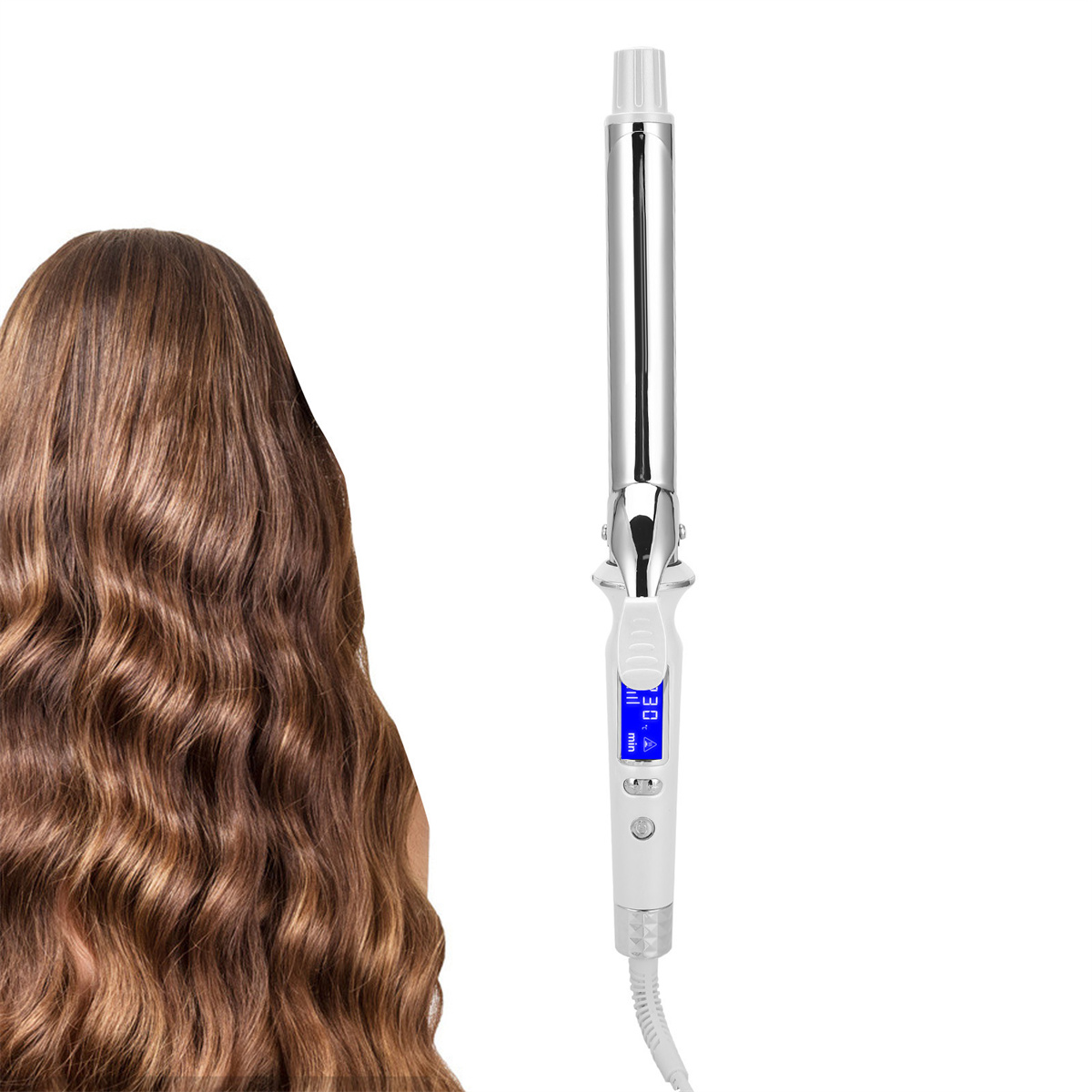 Welliges braunes Haar einer Frau mit einem Lockenstab. Das Bügeleisen ist weiß und silber mit Digitalanzeige.