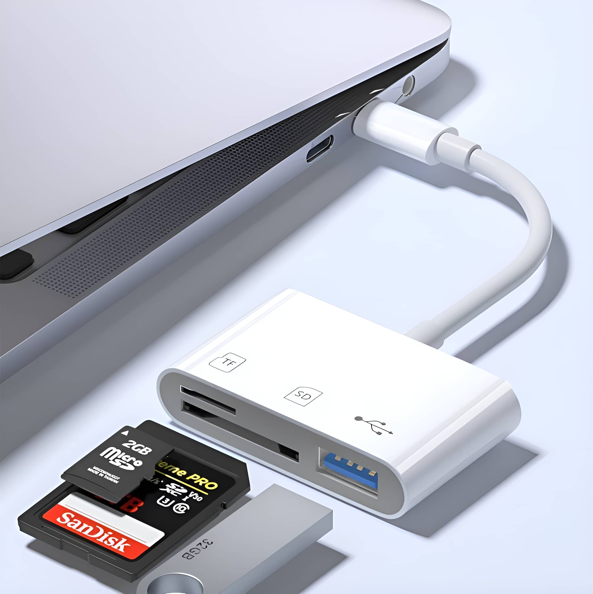 Weißer USB-C-Multiport-Adapter mit SD-Kartensteckplätzen und einem USB-Anschluss, an einen Laptop angeschlossen.