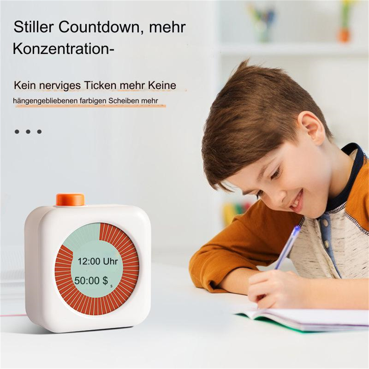 Ein Kind schreibt an einem Schreibtisch neben einem Timer mit hellgrüner und orangefarbener Anzeige.