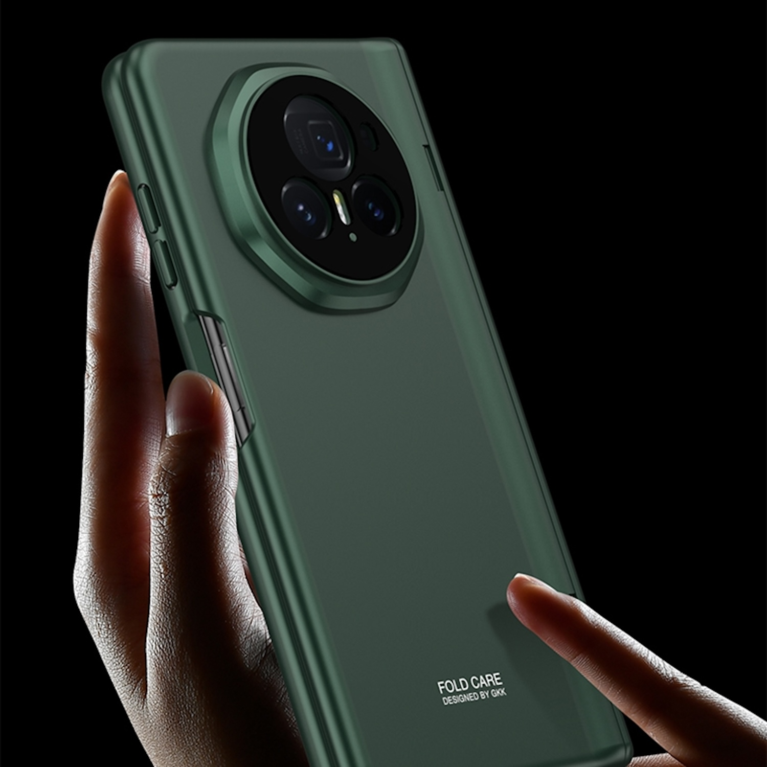 Hand hält grüne Handyhülle. Fold Care Design ist aufgedruckt. Schwarzer Hintergrund.