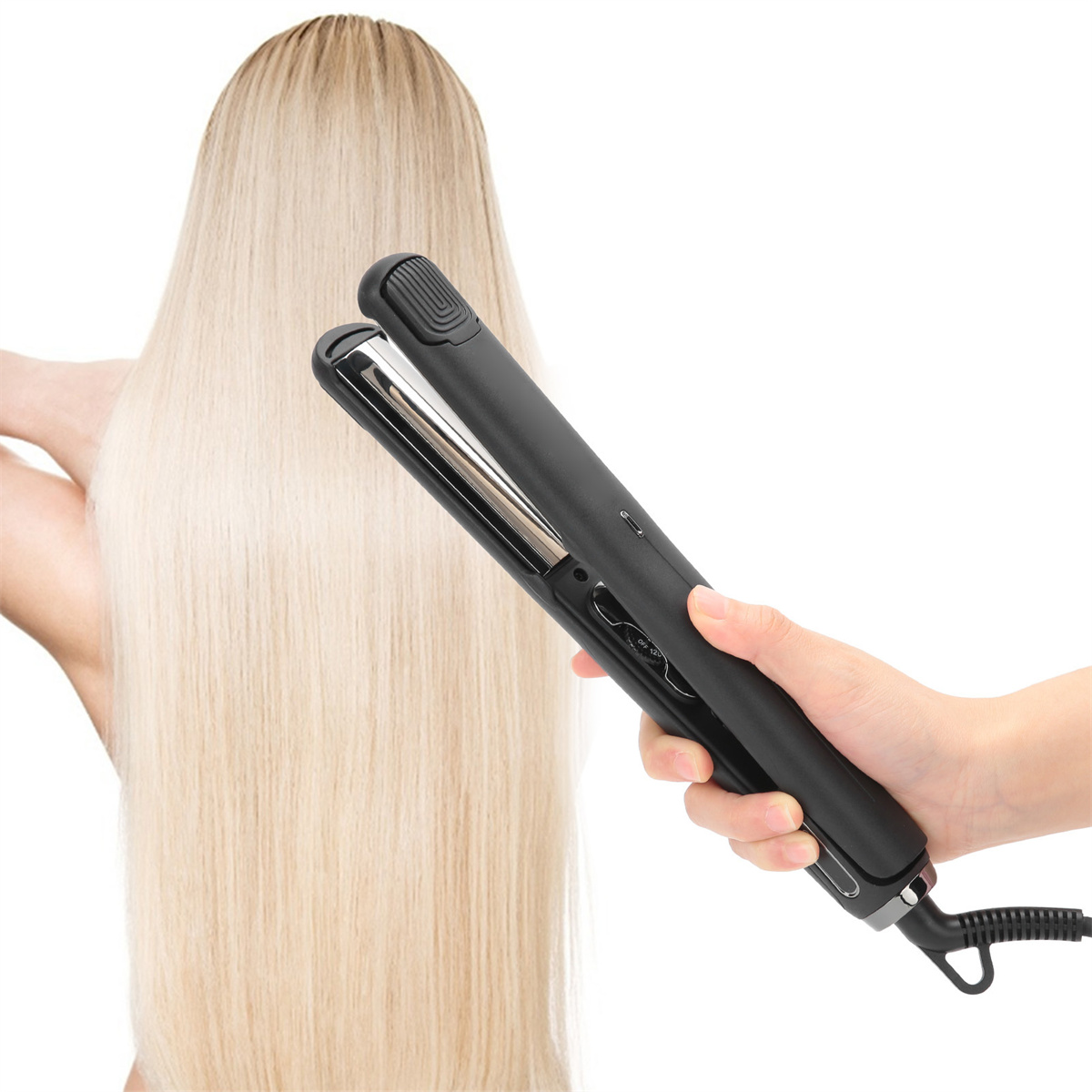 Eine Person, die einen schwarzen Haarglätter auf langem blondem Haar verwendet. Das Haar ist glatt.