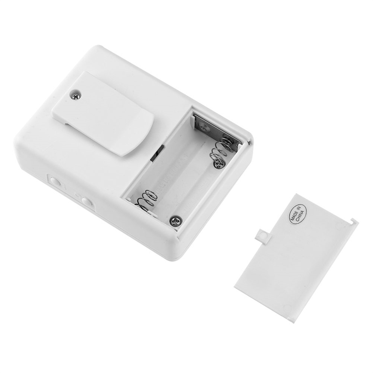 Weißes Batteriefach mit offenem Deckel, der Platz für Batterien zeigt, und ein abgenommener Deckel in der Nähe.