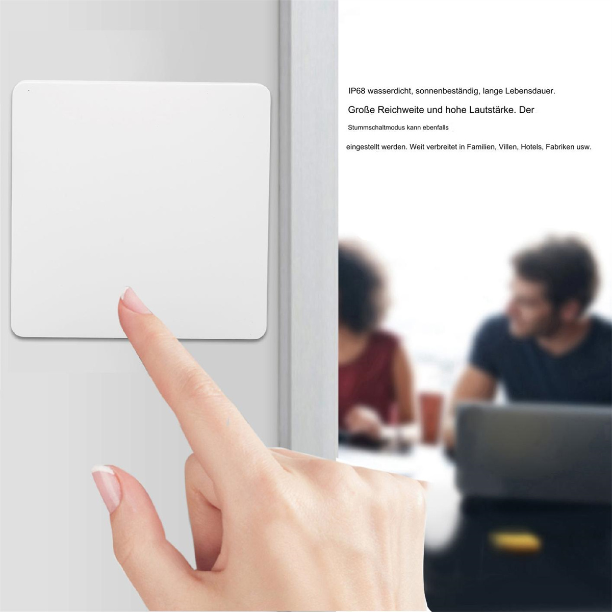 Eine Hand berührt ein weißes Quadrat an einer Wand. Hintergrund mit zwei verschwommenen Personen.