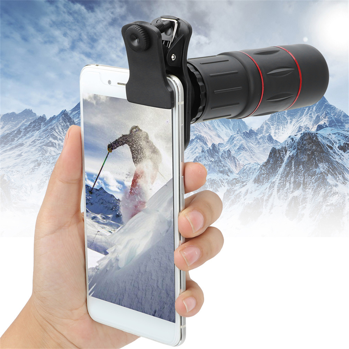 Telefon mit Zoomobjektivaufsatz, gehalten von einer Hand, Bergkulisse.