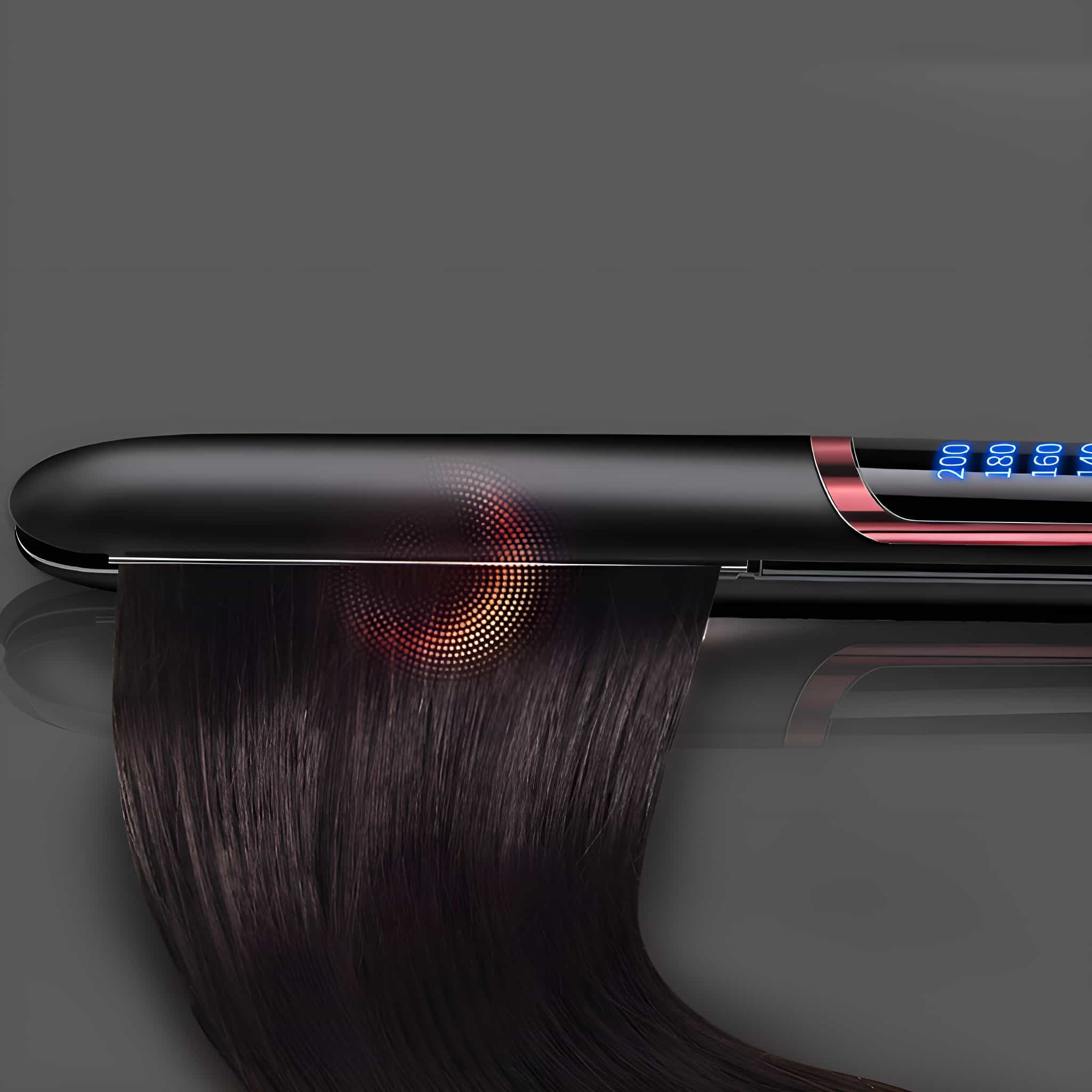 Schwarzer Haarglätter mit Digitalanzeige. Haare werden geglättet. Dunkler Hintergrund.