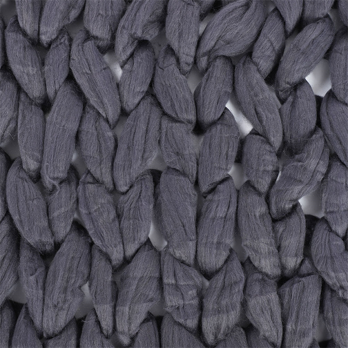 Nahaufnahme eines grauen, grob gestrickten Stoffes mit sich wiederholendem Muster aus vertikalen Reihen.