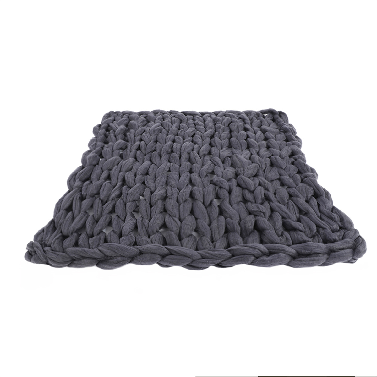 Graue, gestrickte Decke, dicke Textur, liegt flach vor weißem Hintergrund.