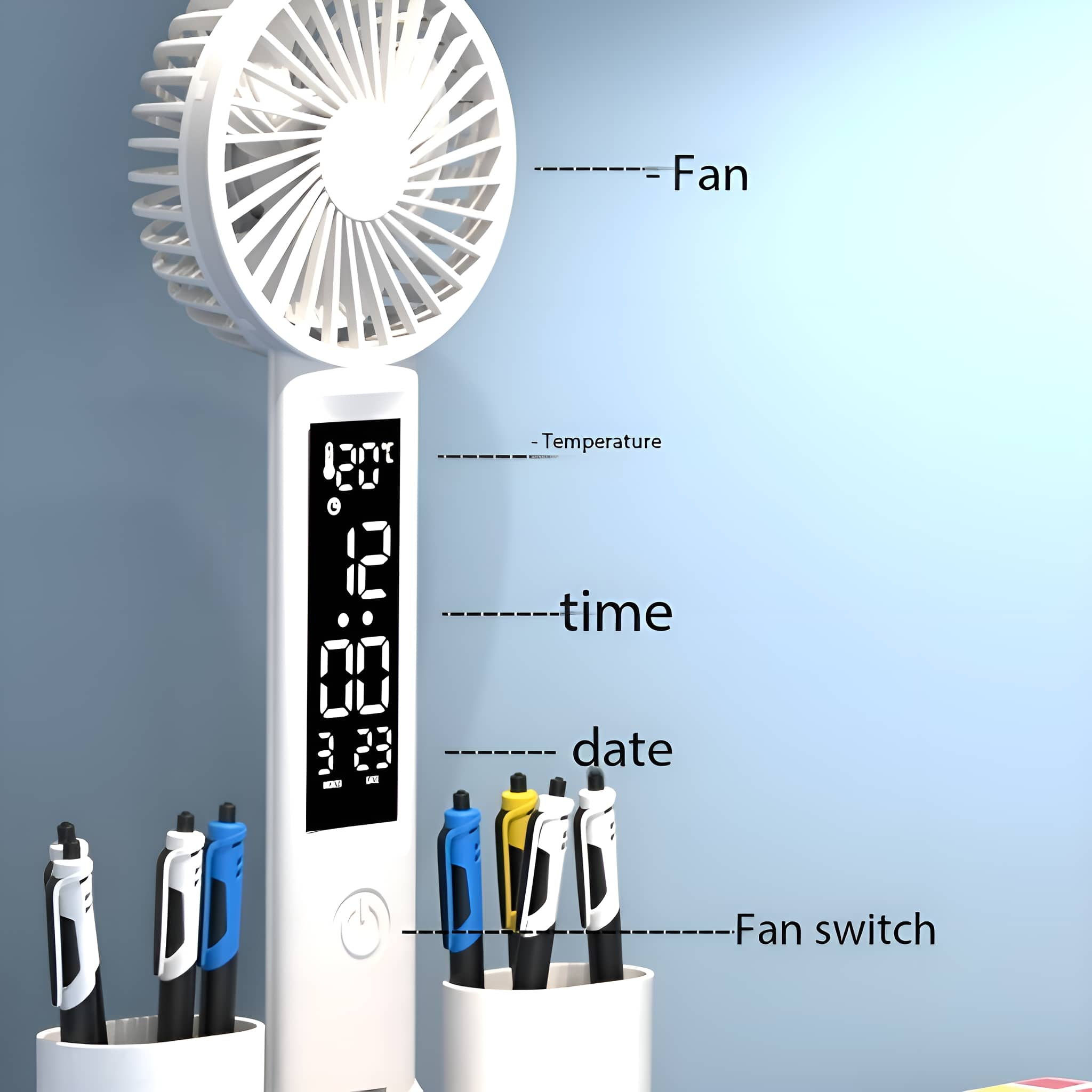 Weißer und blauer Ventilator mit Anzeige von Zeit, Datum und Temperatur. Stifte im Vordergrund.
