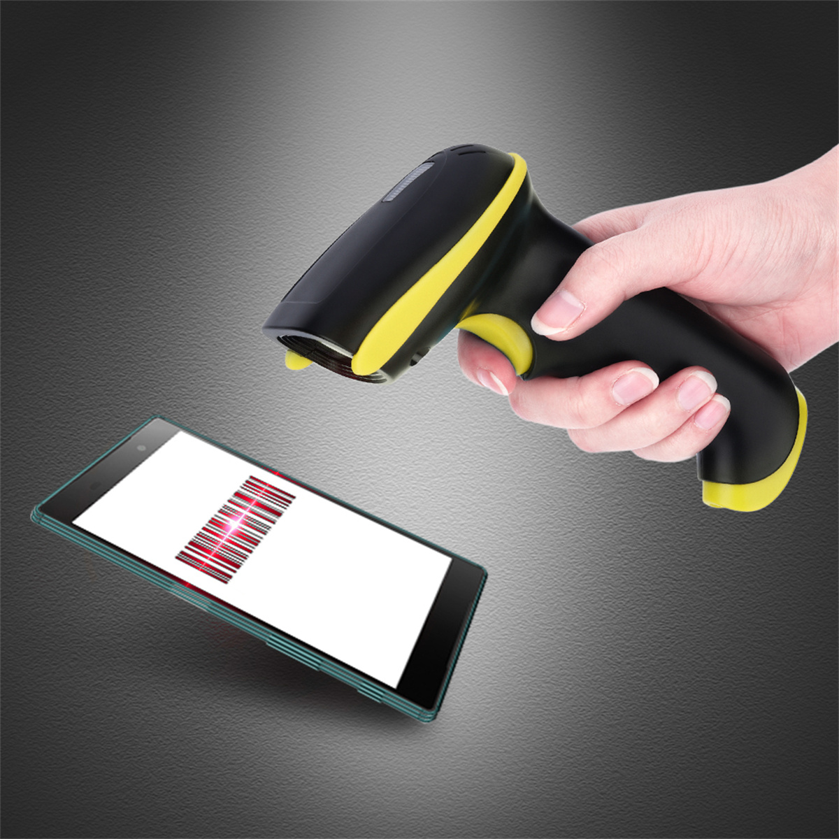 Eine Hand, die einen schwarz-gelben Barcode-Scanner hält, zeigt auf ein Smartphone, das einen Barcode anzeigt.