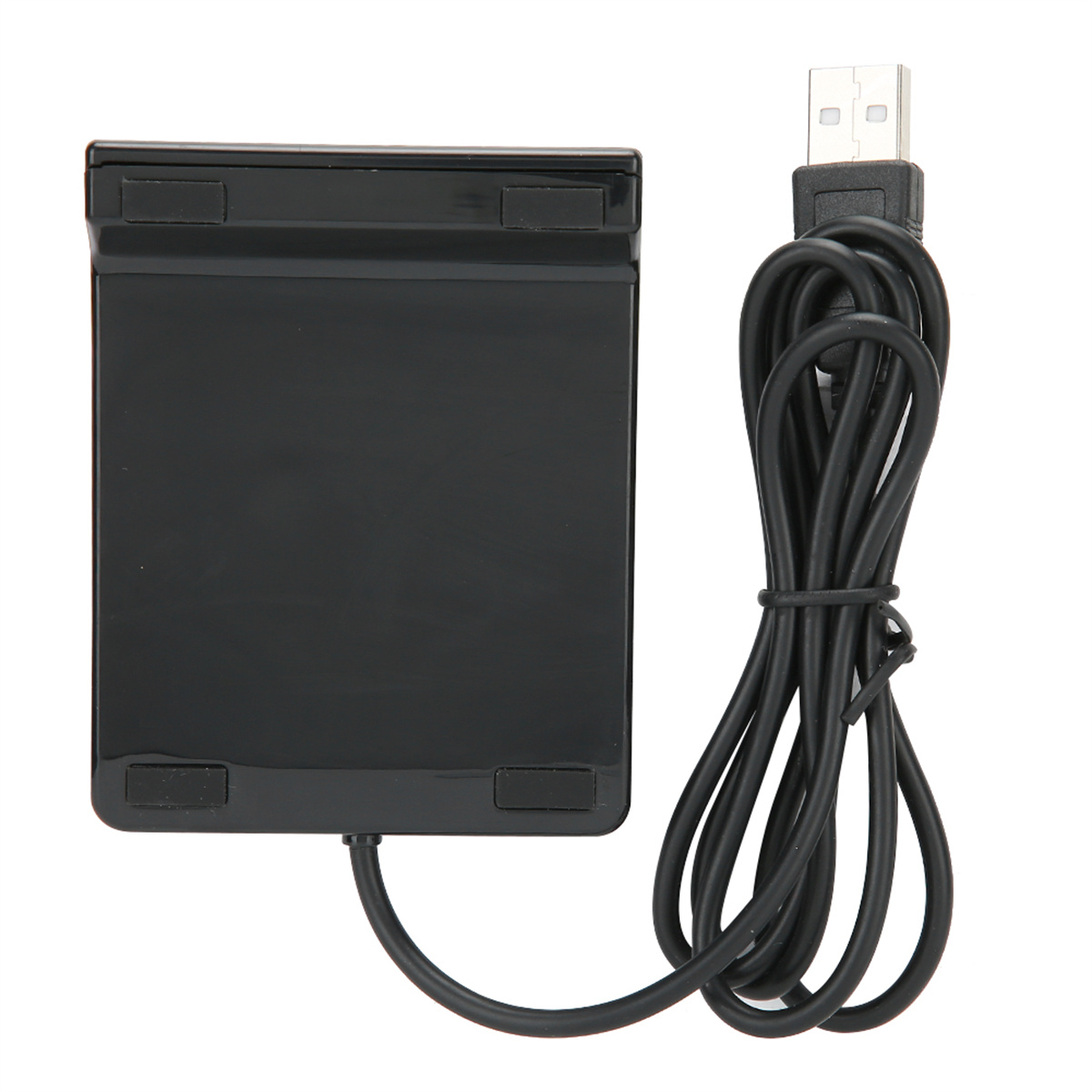 Ein schwarzes Gerät mit angeschlossenem USB-Kabel. Das Gerät ist rechteckig und hat vier kleine Füße an der Unterseite.