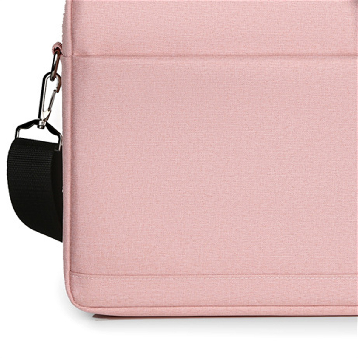 Eine rosa Laptoptasche mit schwarzem Riemen und silbernem Clip. Die Tasche hat eine Tasche.