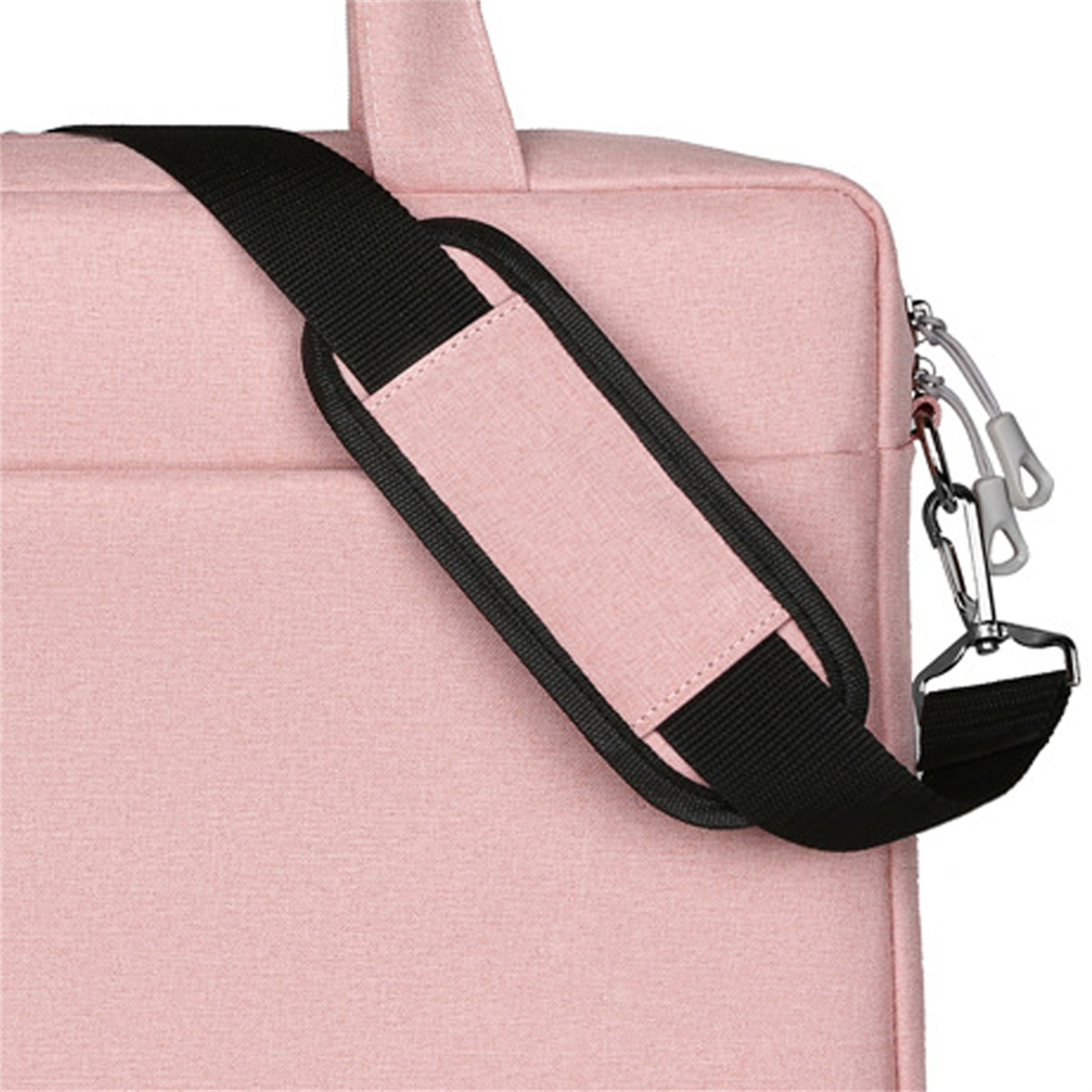 Nahaufnahme einer hellrosa Laptoptasche mit schwarzem Schultergurt.