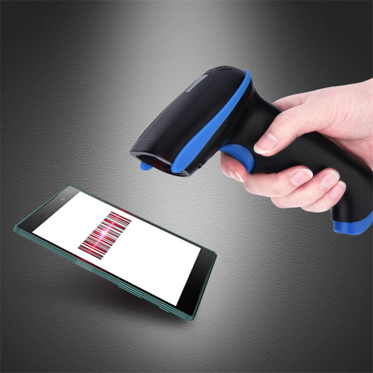 Ein Barcode-Scanner, der von einer Hand gehalten wird, die auf ein Tablet zeigt, das einen Barcode anzeigt.