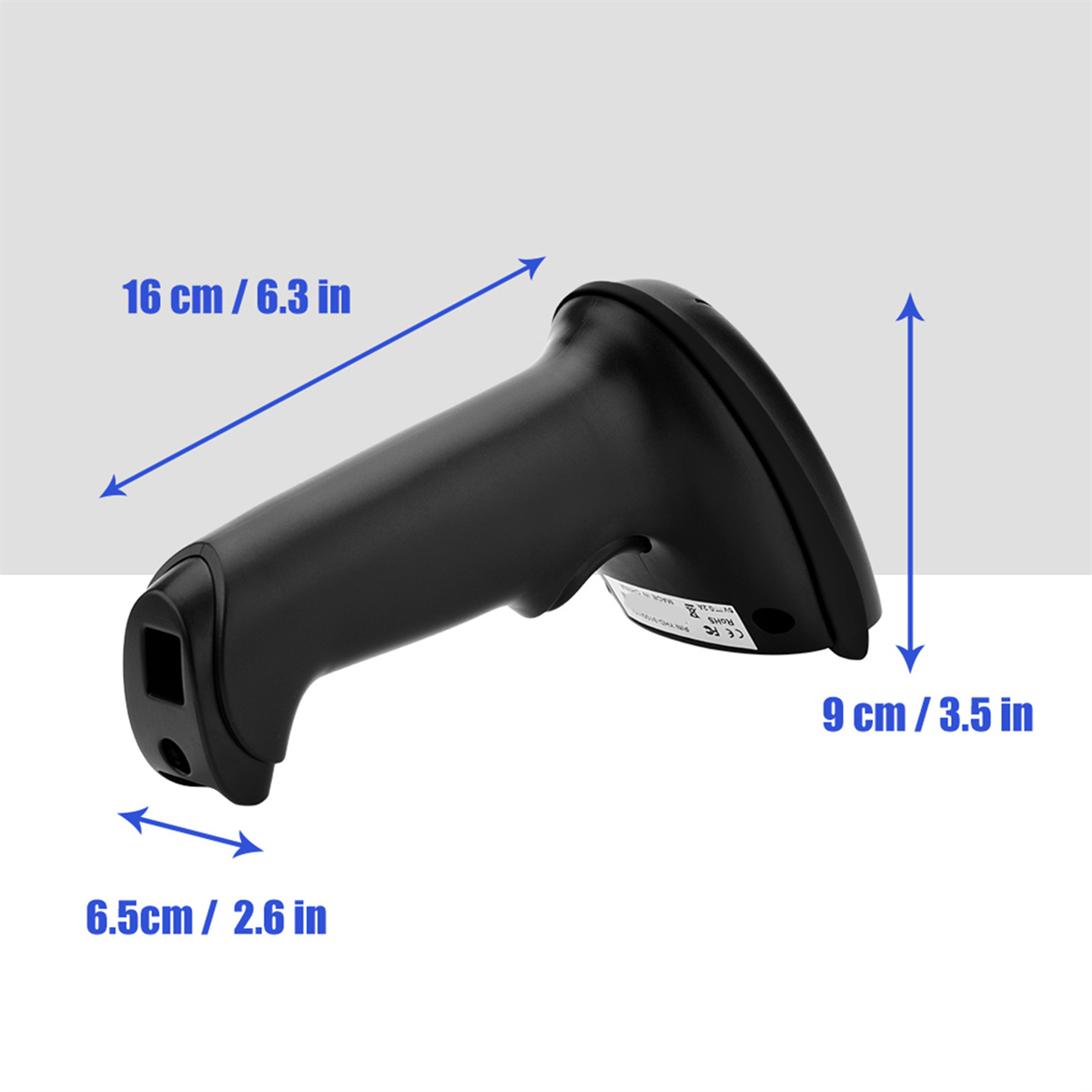 Ein schwarzer Barcode-Scanner mit beschrifteten Abmessungen. Er ist leicht angewinkelt und befindet sich auf weißem Hintergrund.