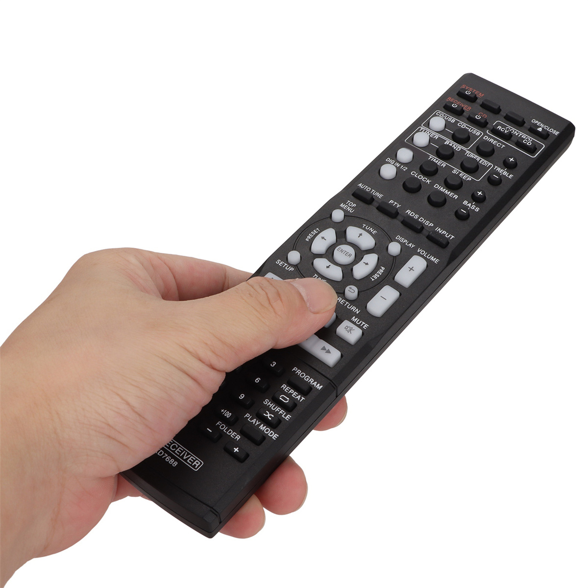 Eine Hand, die eine schwarze Fernbedienung mit vielen Knöpfen hält. Die Knöpfe haben weißen Text.