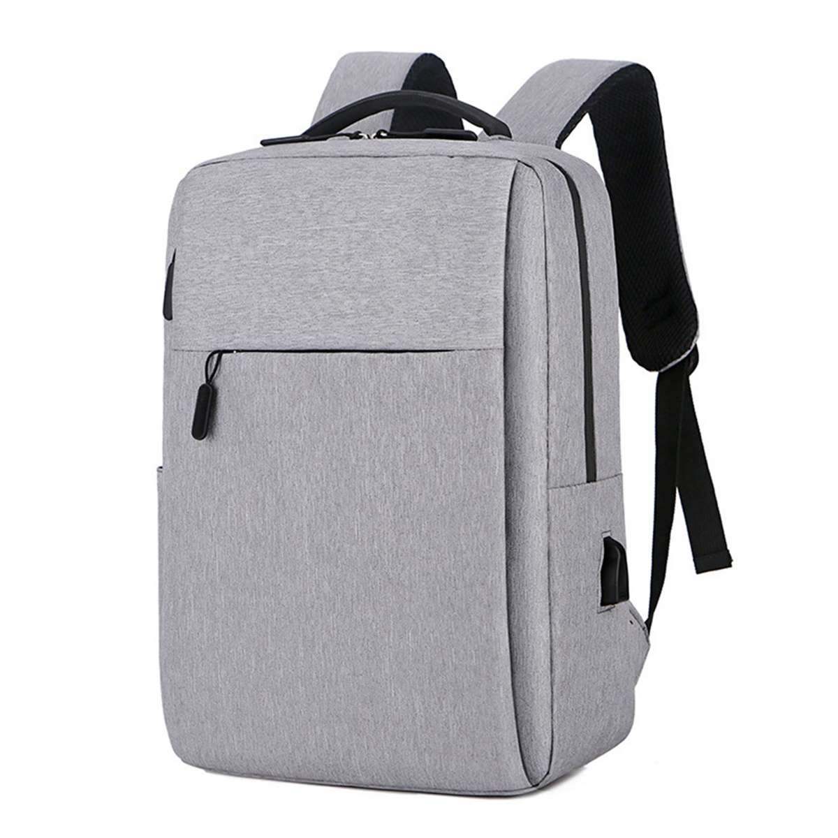 Grauer Rucksack mit schwarzen Trägern und Details. Es gibt einen USB-Anschluss an der Seite.