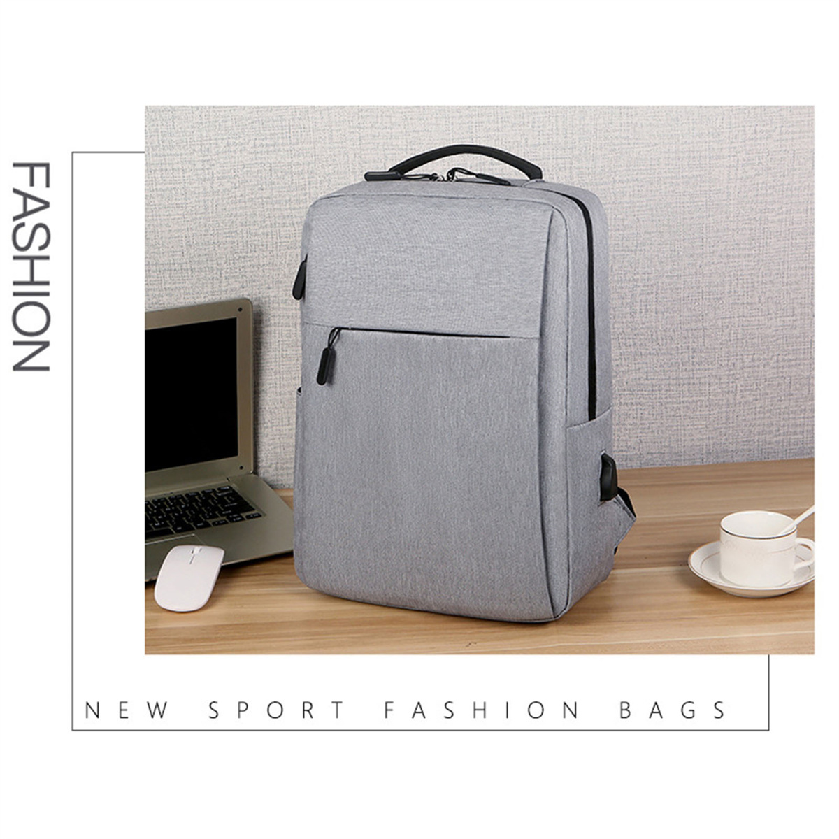 Ein grauer Rucksack, ein Laptop, eine Maus und eine Tasse Kaffee auf weißer Oberfläche.