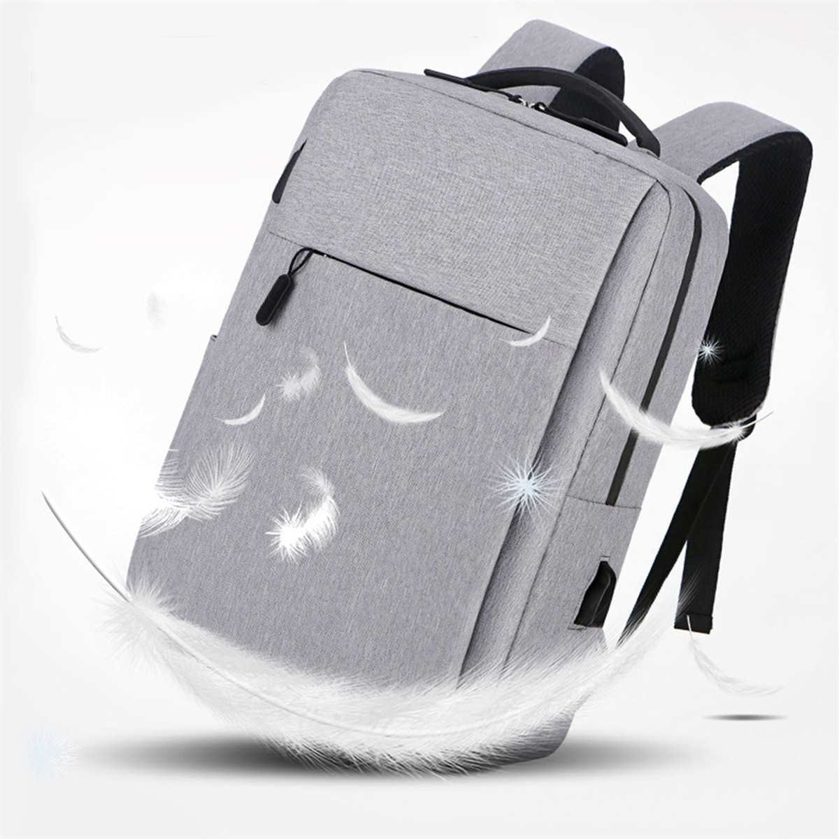 Grauer Rucksack mit schwarzem Reißverschluss, weiße Federn schweben herum, und ein USB-Anschluss.