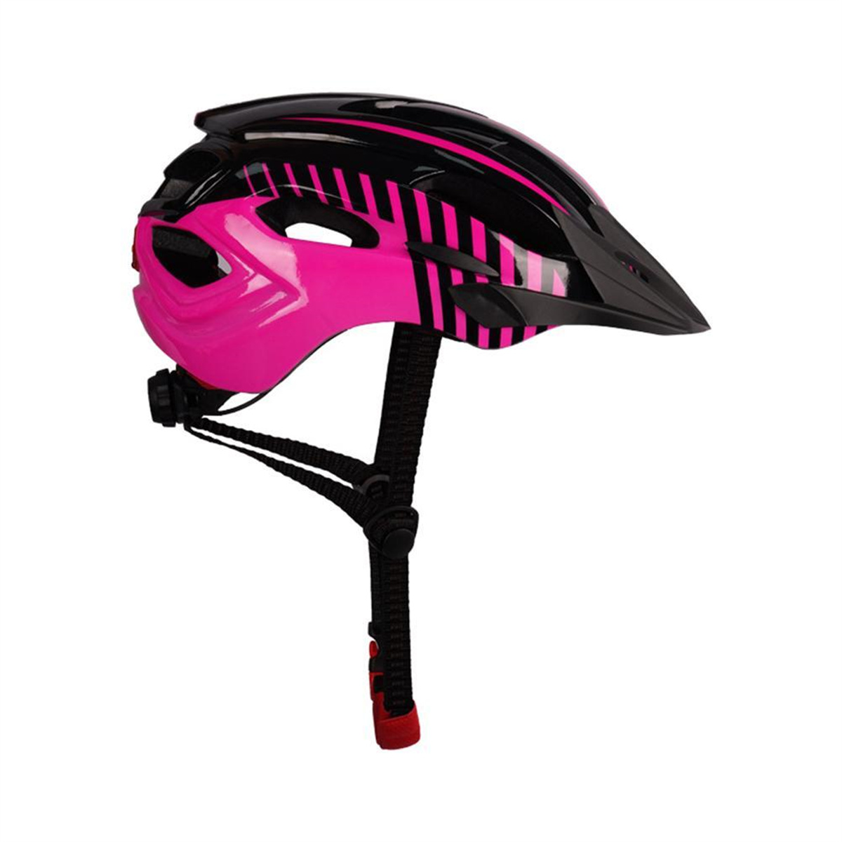 Ein rosa-schwarzer Fahrradhelm mit Visier, vor weißem Hintergrund.