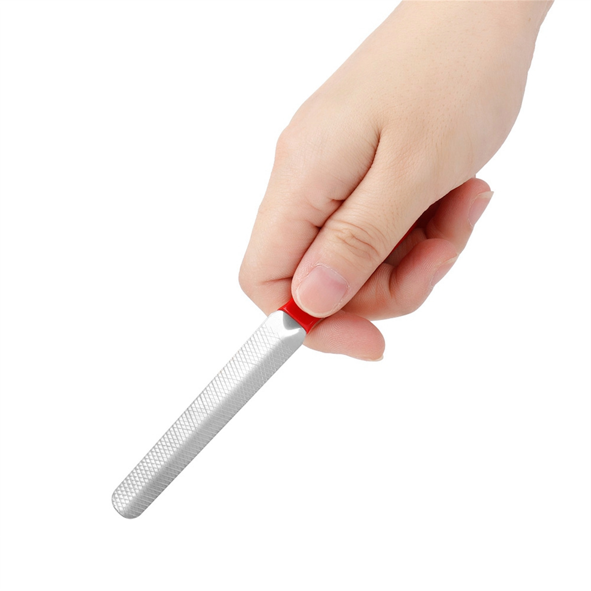 Eine Hand, die eine silberne Nagelfeile mit rotem Griff hält.