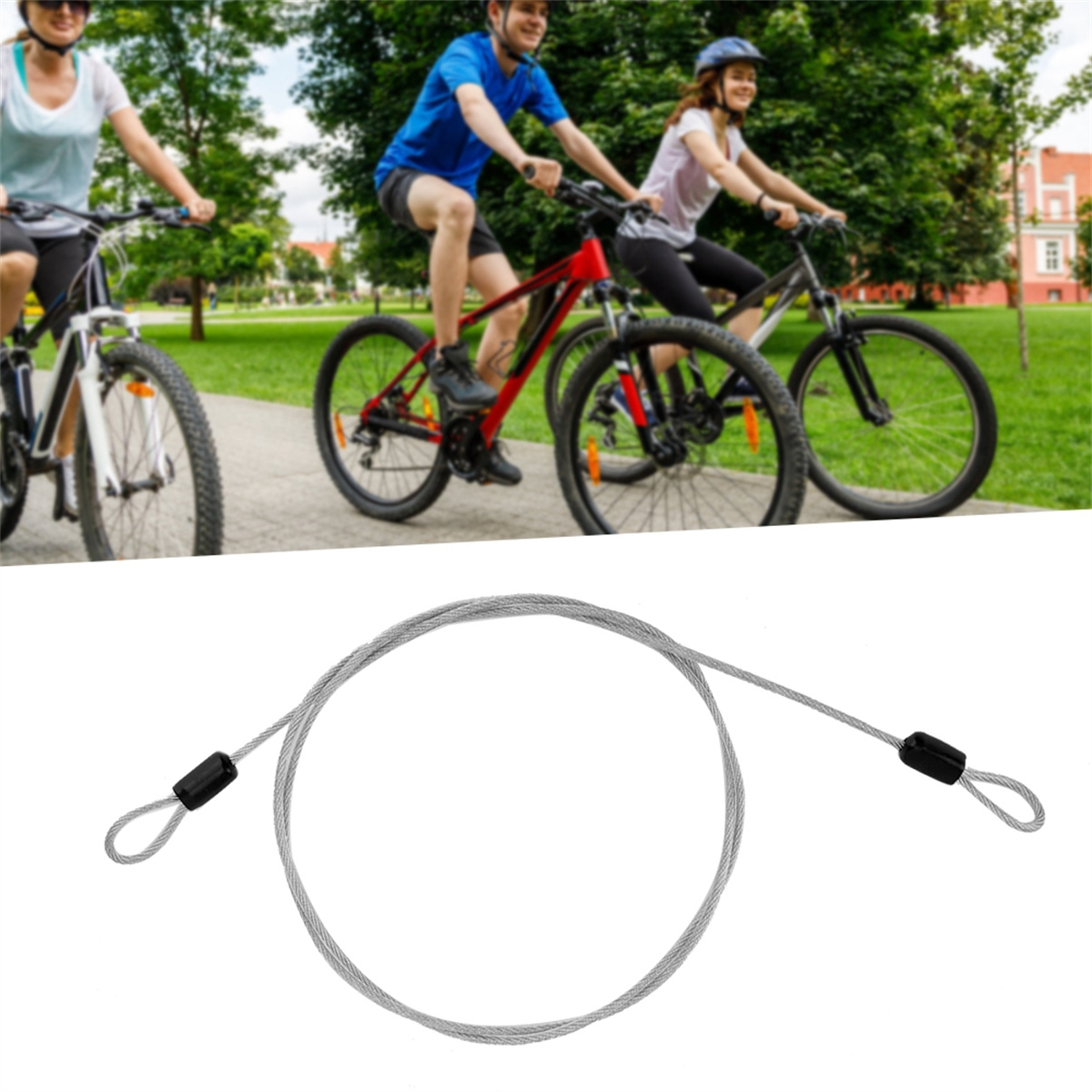 Drei Personen fahren im Park Fahrrad. Ein silbernes Fahrradkabel ist im Vordergrund.