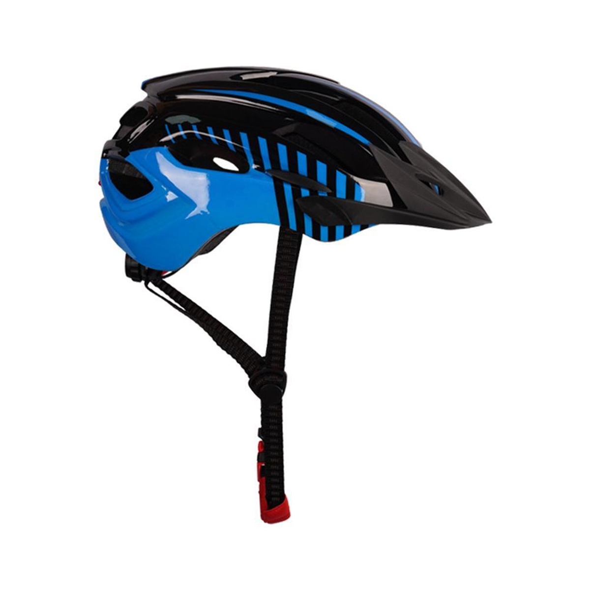 Blau-schwarzer Fahrradhelm mit Visier und Kinnriemen, vor weißem Hintergrund.