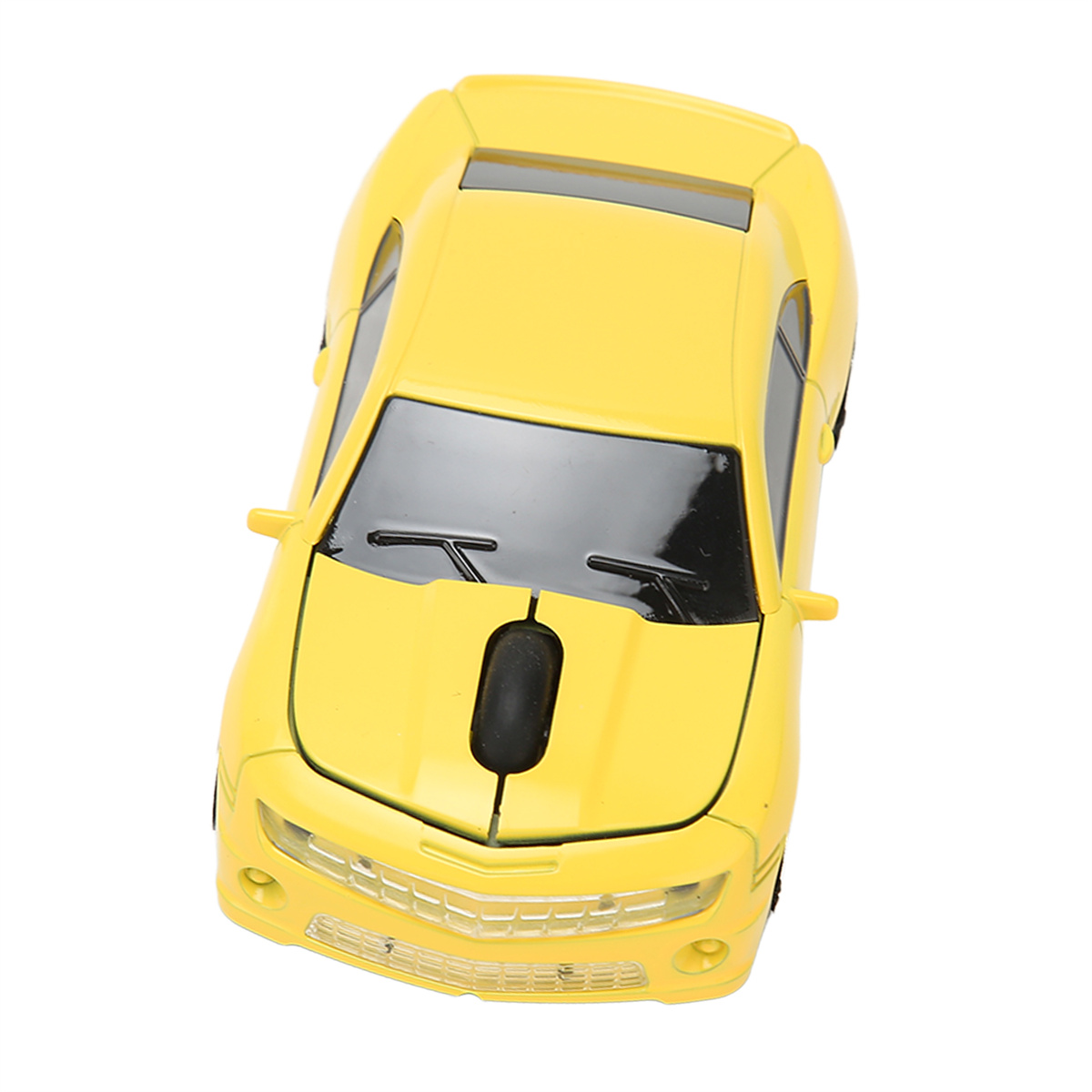 Ein gelbes Spielzeugauto, das einem Bumblebee Transformer ähnelt, isoliert auf weißem Hintergrund.